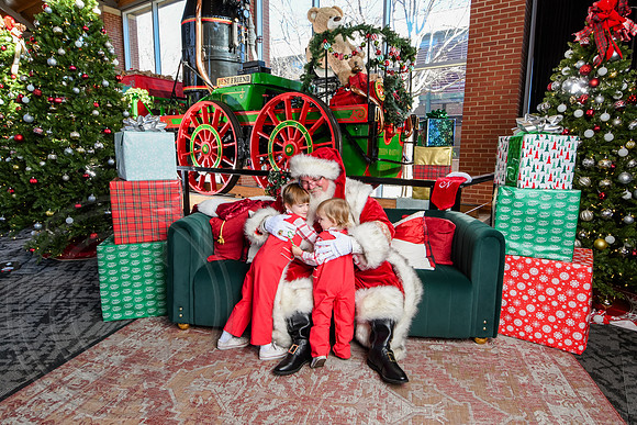 RKPhoto-2025-TheCharlestonSanta-Dec20-4230