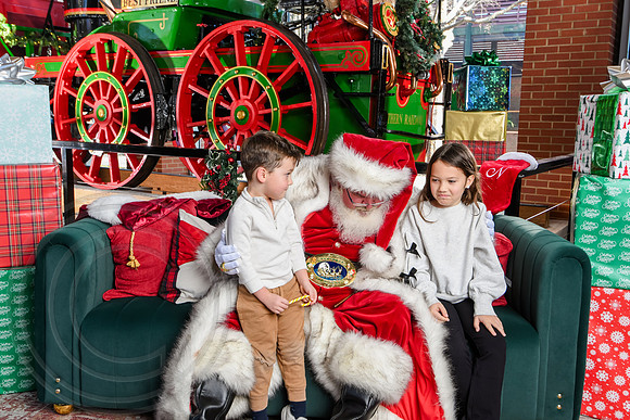 RKPhoto-2025-TheCharlestonSanta-Dec20-4240