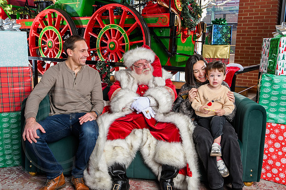 RKPhoto-2025-TheCharlestonSanta-Dec20-4245