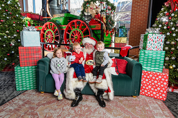 RKPhoto-2025-TheCharlestonSanta-Dec20-4247