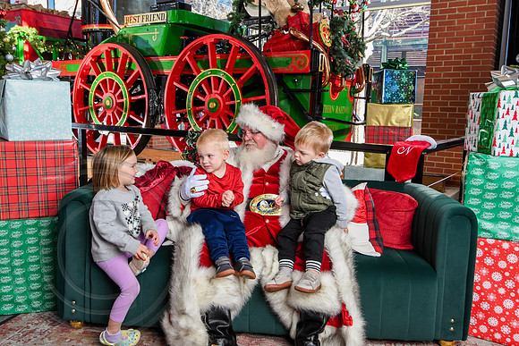 RKPhoto-2025-TheCharlestonSanta-Dec20-4250
