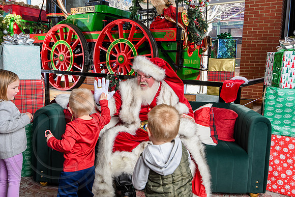 RKPhoto-2025-TheCharlestonSanta-Dec20-4251