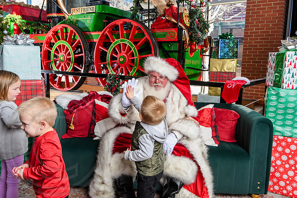 RKPhoto-2025-TheCharlestonSanta-Dec20-4252