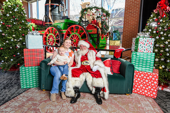 RKPhoto-2025-TheCharlestonSanta-Dec20-4253