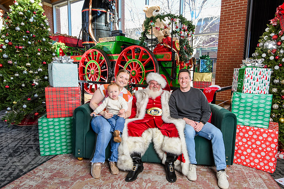 RKPhoto-2025-TheCharlestonSanta-Dec20-4254