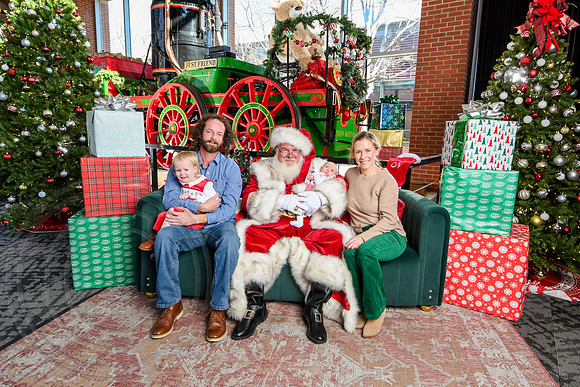 RKPhoto-2025-TheCharlestonSanta-Dec20-4256