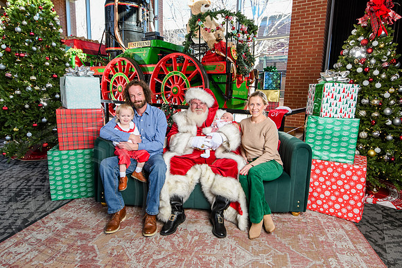 RKPhoto-2025-TheCharlestonSanta-Dec20-4257