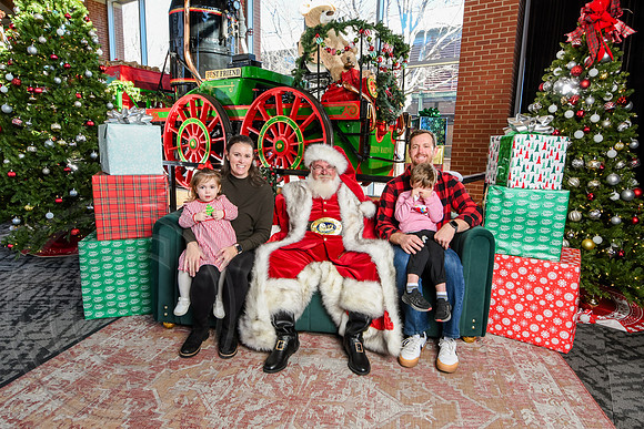 RKPhoto-2025-TheCharlestonSanta-Dec20-4258