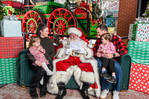 RKPhoto-2025-TheCharlestonSanta-Dec20-4259