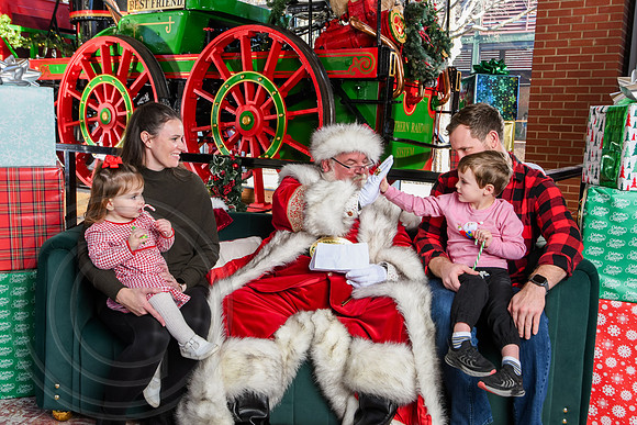 RKPhoto-2025-TheCharlestonSanta-Dec20-4261