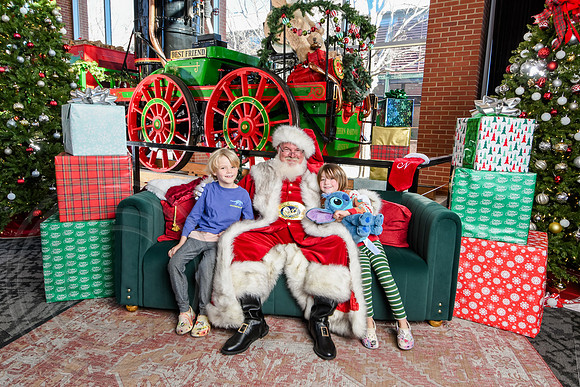RKPhoto-2025-TheCharlestonSanta-Dec20-4264