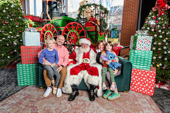 RKPhoto-2025-TheCharlestonSanta-Dec20-4265