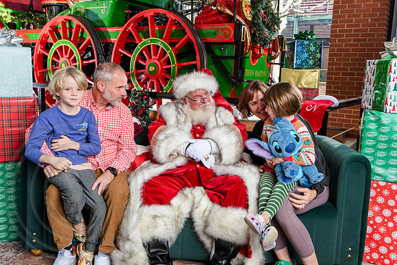 RKPhoto-2025-TheCharlestonSanta-Dec20-4266