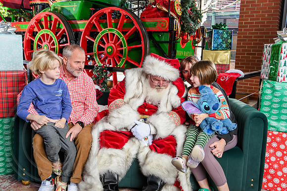 RKPhoto-2025-TheCharlestonSanta-Dec20-4267