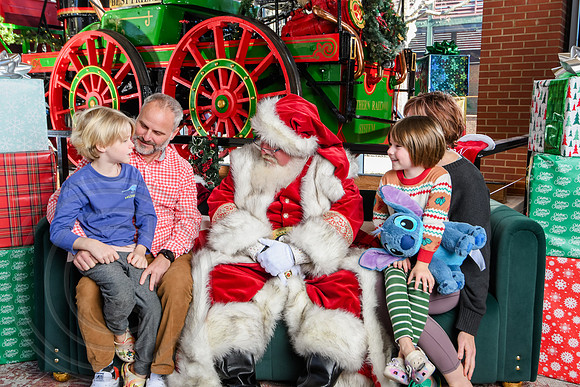 RKPhoto-2025-TheCharlestonSanta-Dec20-4268