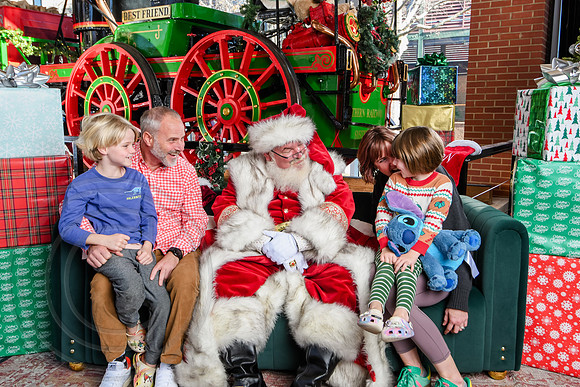 RKPhoto-2025-TheCharlestonSanta-Dec20-4270