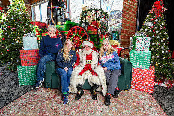 RKPhoto-2025-TheCharlestonSanta-Dec20-4271