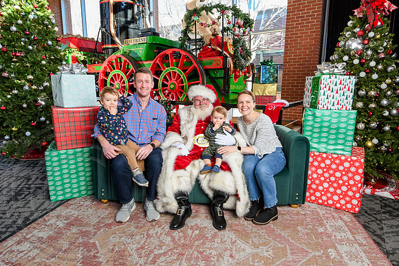 RKPhoto-2025-TheCharlestonSanta-Dec20-4274
