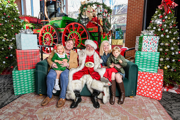 RKPhoto-2025-TheCharlestonSanta-Dec20-4280