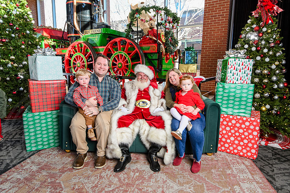 RKPhoto-2025-TheCharlestonSanta-Dec20-4281