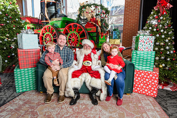 RKPhoto-2025-TheCharlestonSanta-Dec20-4282