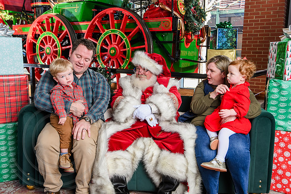 RKPhoto-2025-TheCharlestonSanta-Dec20-4283