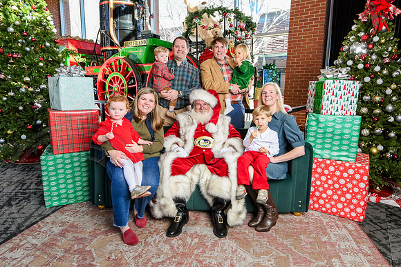 RKPhoto-2025-TheCharlestonSanta-Dec20-4286