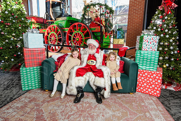 RKPhoto-2025-TheCharlestonSanta-Dec20-4287