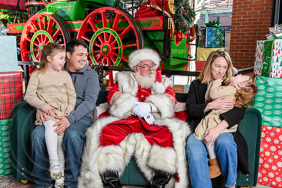 RKPhoto-2025-TheCharlestonSanta-Dec20-4290