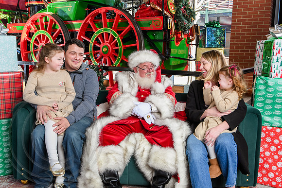 RKPhoto-2025-TheCharlestonSanta-Dec20-4291