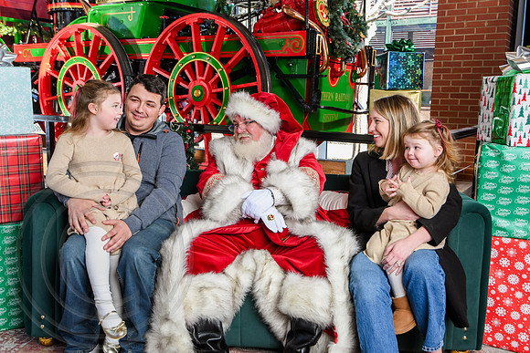 RKPhoto-2025-TheCharlestonSanta-Dec20-4292