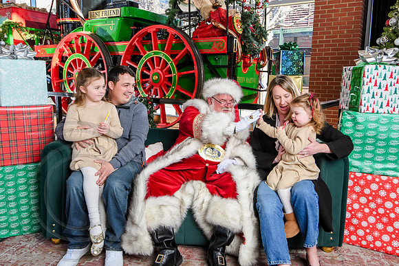 RKPhoto-2025-TheCharlestonSanta-Dec20-4293