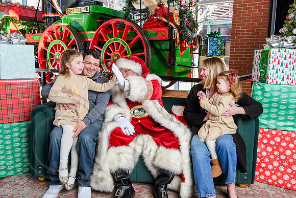 RKPhoto-2025-TheCharlestonSanta-Dec20-4294