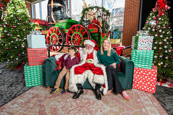 RKPhoto-2025-TheCharlestonSanta-Dec20-4296