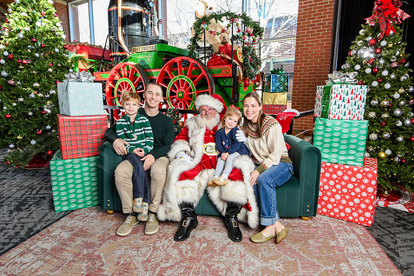 RKPhoto-2025-TheCharlestonSanta-Dec20-4303