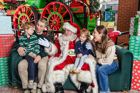 RKPhoto-2025-TheCharlestonSanta-Dec20-4304