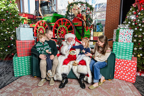 RKPhoto-2025-TheCharlestonSanta-Dec20-4305