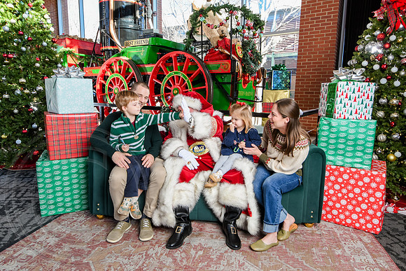 RKPhoto-2025-TheCharlestonSanta-Dec20-4306