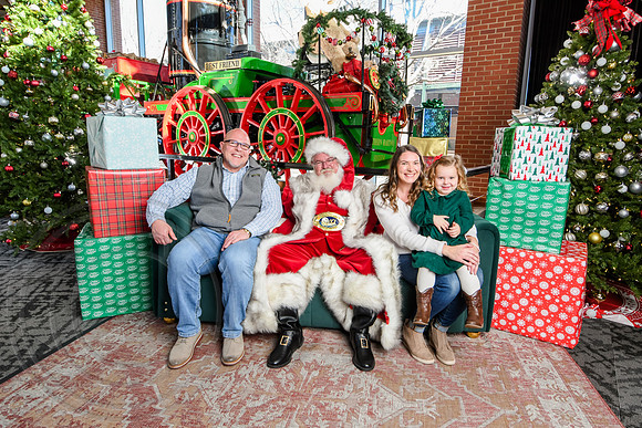 RKPhoto-2025-TheCharlestonSanta-Dec20-4315