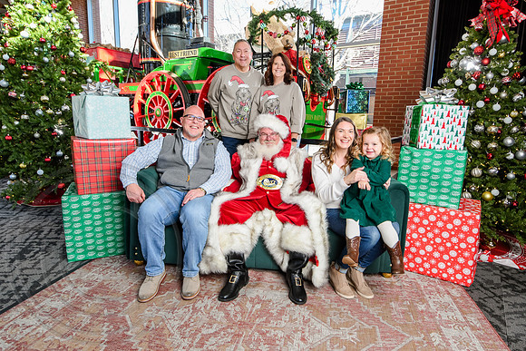 RKPhoto-2025-TheCharlestonSanta-Dec20-4316