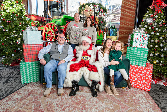 RKPhoto-2025-TheCharlestonSanta-Dec20-4317