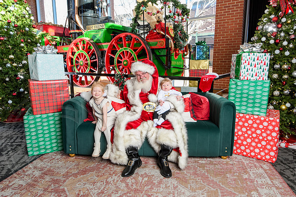 RKPhoto-2025-TheCharlestonSanta-Dec20-4325