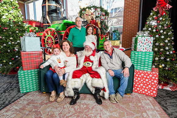 RKPhoto-2025-TheCharlestonSanta-Dec20-4326