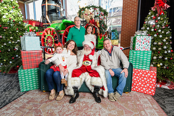 RKPhoto-2025-TheCharlestonSanta-Dec20-4327
