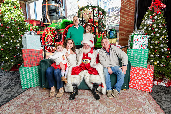 RKPhoto-2025-TheCharlestonSanta-Dec20-4328