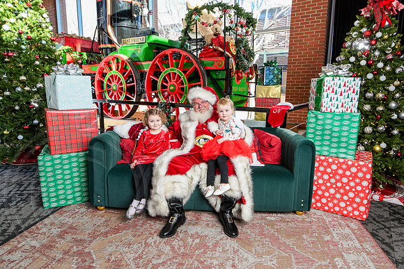 RKPhoto-2025-TheCharlestonSanta-Dec20-4330