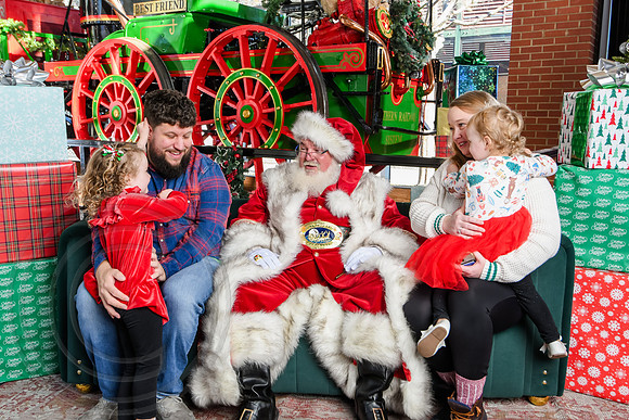 RKPhoto-2025-TheCharlestonSanta-Dec20-4334