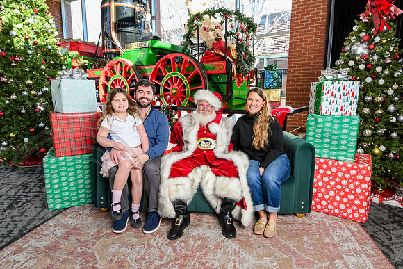 RKPhoto-2025-TheCharlestonSanta-Dec20-4337