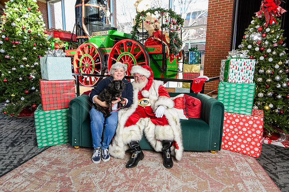 RKPhoto-2025-TheCharlestonSanta-Dec20-4342