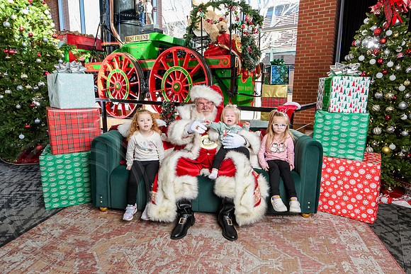 RKPhoto-2025-TheCharlestonSanta-Dec20-4346